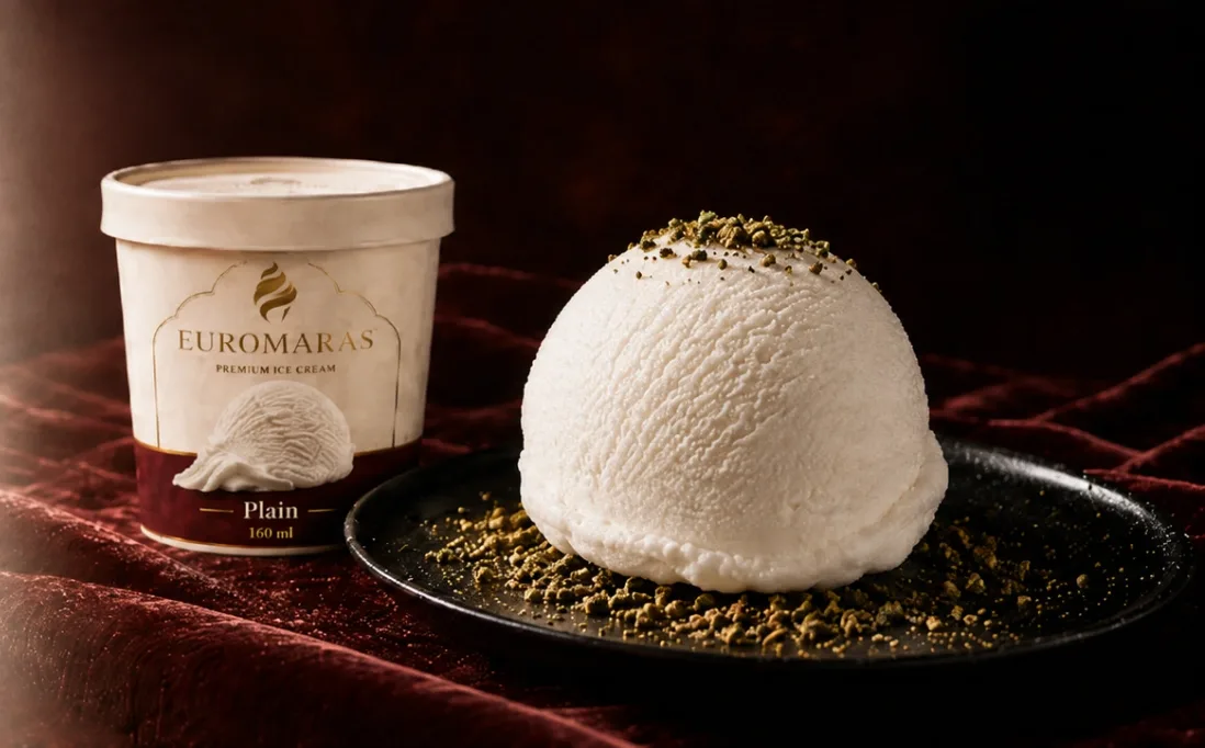 Euromaraş Premium Ice Cream — Becher und Kugel Maraş-Eis auf Samt